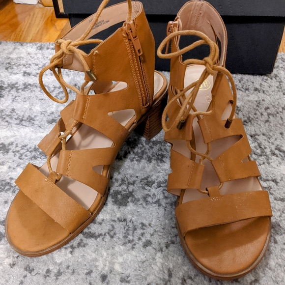 Denver Hayes Lace Up Heels in Camel | Size 7 - Picture 8 of 8